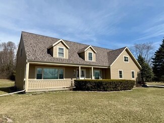 S16W32178 High Meadow Cir, Delafield, WI 53018