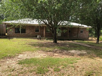 28 Madison Rd E, Wiggins, MS 39577