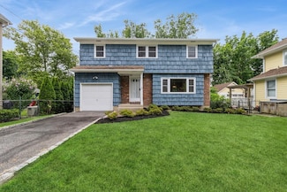 22 Central St, Huntington, NY 11743