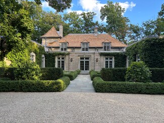 131 Moffett Rd, Lake Bluff, IL 60044