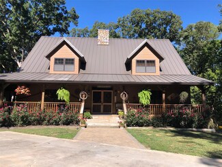 16437 Shipman Rd, Carlinville, IL 62626