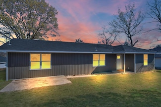 137 Pinewood Dr, Reeds Spring, MO 65737