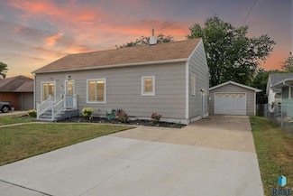 305 S Elm St, Lennox, SD 57039
