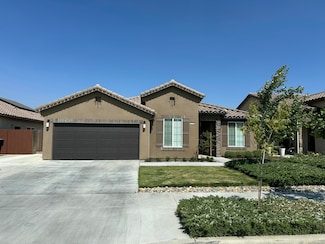 1002 S Crumal St, Visalia, CA 93292