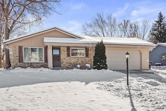 7743 W Plainsview Dr, Franklin, WI 53132