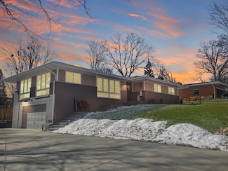 1304 Hollycrest Dr, Bloomington, IL 61701