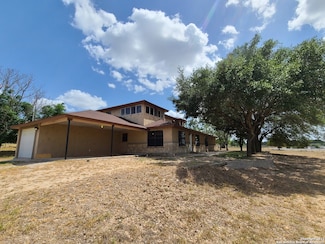 134 Whispering Oaks Dr, Adkins, TX 78101