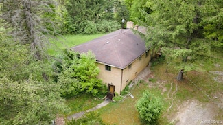 2515 Lakeville Rd, Oxford, MI 48370