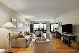 578 Sarah Ln Unit 202, Saint Louis, MO 63141