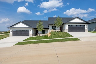 1446 Autumn Ridge Ln, Dubuque, IA 52003