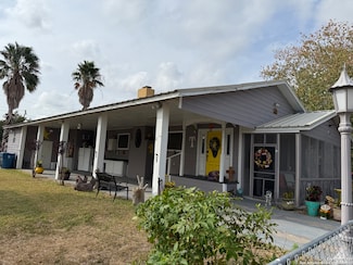 508 E Thornton St, Three Rivers, TX 78071