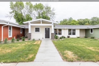 302 Oak Hill Ct, Clear Lake, IA 50428