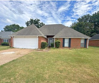 5272 Water Point Dr, Memphis, TN 38141