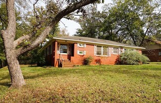 1300 Oakdale Dr, Palestine, TX 75801