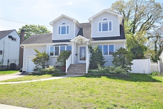 28 Karen St, West Babylon, NY 11704