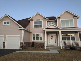 9 Lilac Ln, Ridge, NY 11961