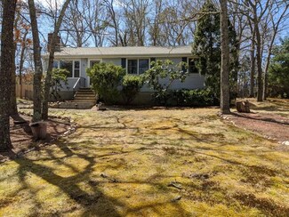 6 Grissom Ln, Buzzards Bay, MA 02532