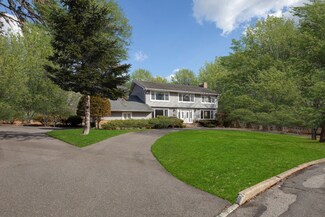 3 Mooring Dr, Bellport, NY 11713
