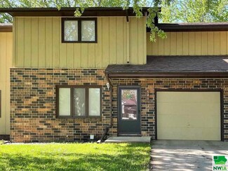 541 5th St NW, Sioux Center, IA 51250