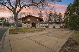 439 W Horseshoe Dr, Saint Paul, MN 55126