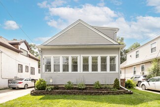 8113 W 30th St, Riverside, IL 60546