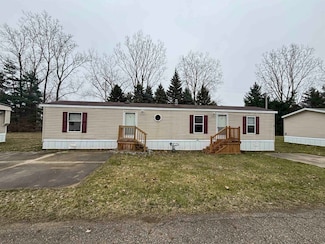 5393 Cedar St, Croswell, MI 48422