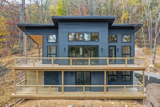 933 Timberline Dr, Lost City, WV 26810