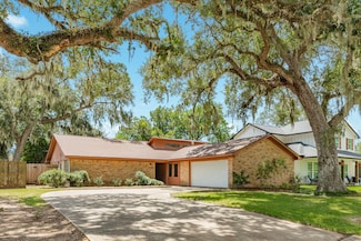 225 Montclaire Dr, West Columbia, TX 77486