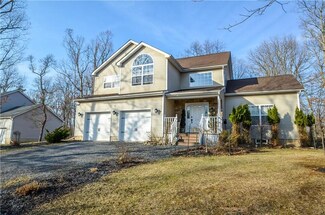 604 Galion Dr, Lehman Township, PA 18324