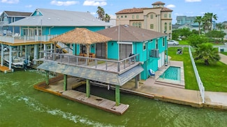 1222 Oahu Dr, Tiki Island, TX 77554