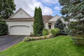 2 Post Oak Ct, Hamburg, NJ 07419