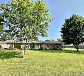 1212 Twin Lakes Cir SW, Hartselle, AL 35640