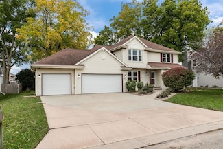 1017 Westwind Dr, Neenah, WI 54956