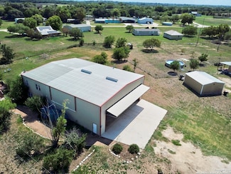 121 Pitts Ln, Marion, TX 78124