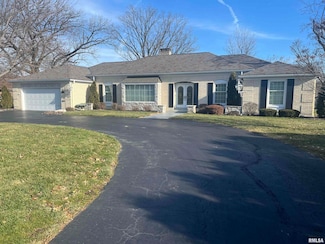 737 S 24th St, Quincy, IL 62301