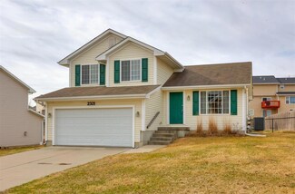 2321 E Luster Ln, Des Moines, IA 50320