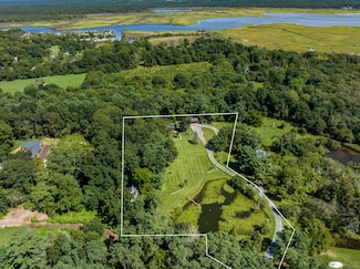 17 Bond Ln, Brookhaven, NY 11719