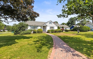 2 Johnson Dr, Brightwaters, NY 11718