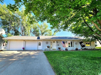 1211 7th St, Hull, IA 51239