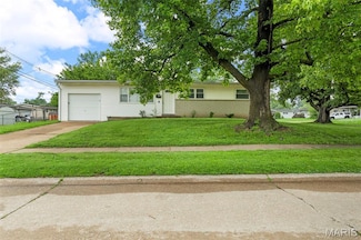 2185 Orleans Ln, Florissant, MO 63031