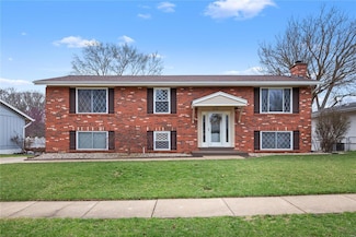 916 Queensbridge Rd, Ballwin, MO 63021