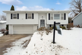 225 31st St NW, Cedar Rapids, IA 52405