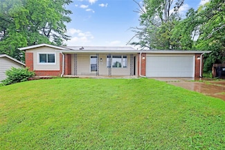 5555 Delcastle Dr, Florissant, MO 63034