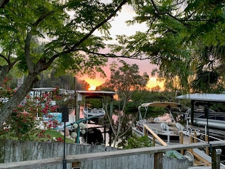 505 Riverview Ln, Tarpon Springs, FL 34689