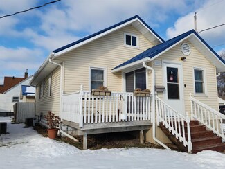 1202 W 7th St, Waterloo, IA 50702