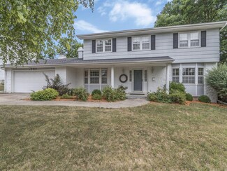 1703 70th St, Windsor Heights, IA 50324