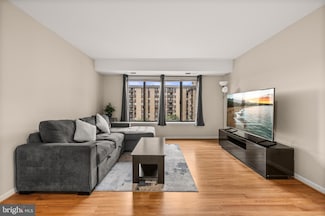 3100 S Manchester St Unit 813, Falls Church, VA 22044