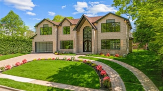 46 Snapdragon Ln, Roslyn Heights, NY 11577