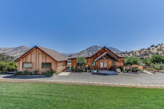 7042 Palomino Dr, Sanger, CA 93657