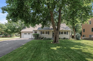 611 Sumter Ave S, Golden Valley, MN 55426